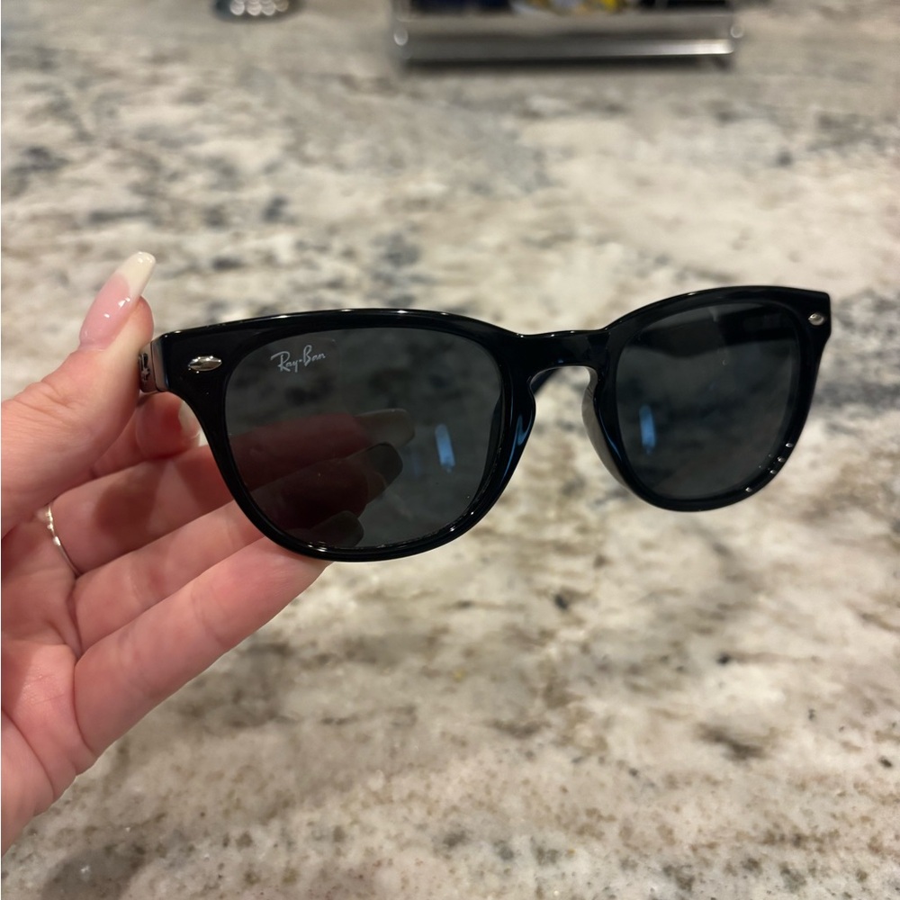 BLACK RAYBANS